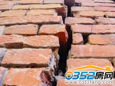 墙体多处有裂缝