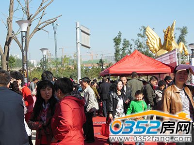 业主们正在讨论楼盘结构