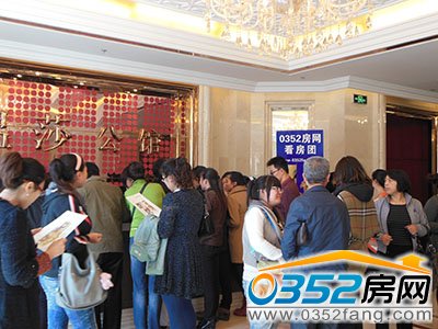 置业者在咨询售楼信息