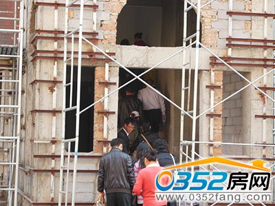 置业者参观温莎公馆施工现场2
