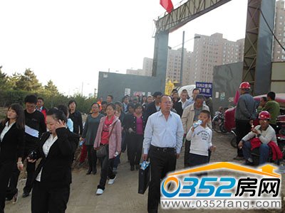 置业者参观财富官邸施工现场1