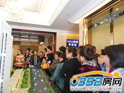 海晟工作人员为置业者讲解楼盘信息