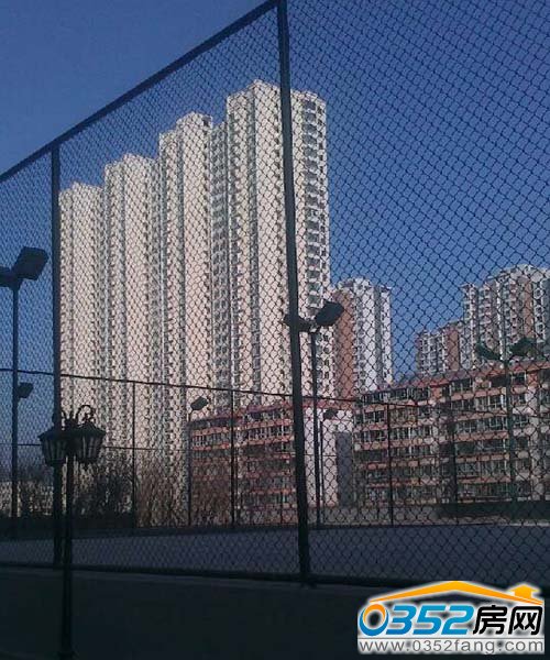 小区内的网球场
