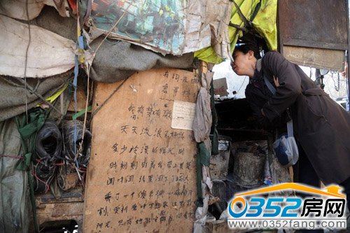 上面写着老人的经历