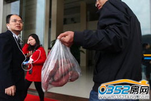李志国手领红薯进入房管局