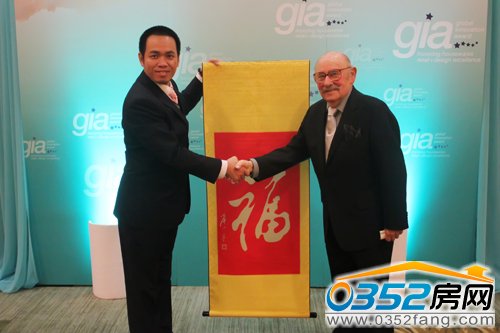 慕思首席文化官邱浩洋与美国评委马丁先生合影