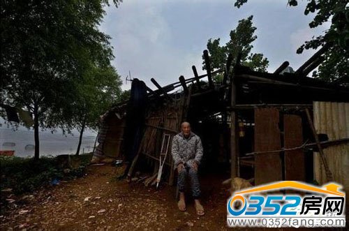 老人空着别墅隐居窝棚