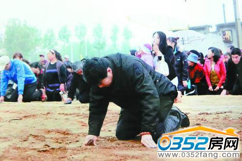 村支书带领村民给钉子户下跪