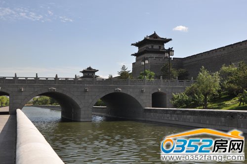 在这里可以随时欣赏东城墙广场美景