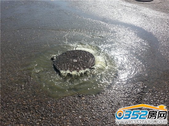 早7:50位于北都街和红旗街交汇处井盖“吐水”