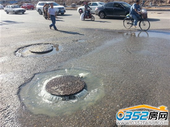 2日下午17:50井盖依旧“吐水”景象