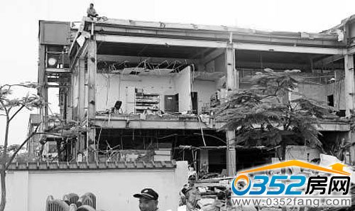 广州大学城拆迁 商户爬上屋顶抗议