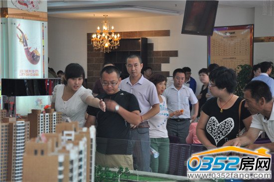 开盘现场可谓人山人海