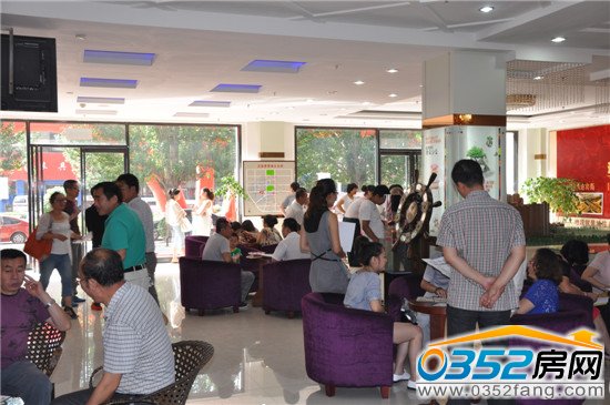 客户们耐心的等待认购办理