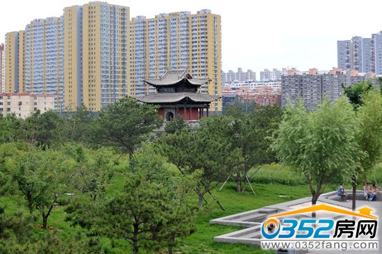 大同古城东城墙外城市绿地一角