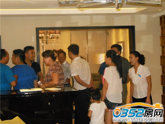 样板间现场客户比肩继踵却又秩序井然