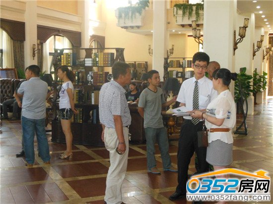 置业顾问为准业主们讲解排号流程