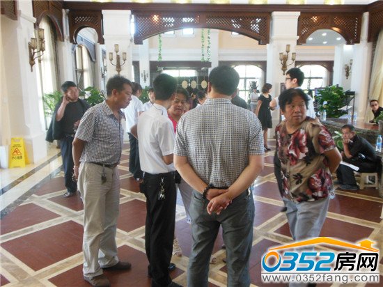 众多业主在销控周围,等待自己的号码