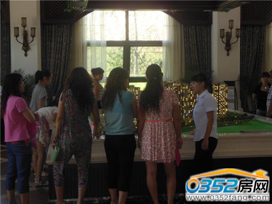 等待排号之余,业主们耐心听取置业顾问详细介绍