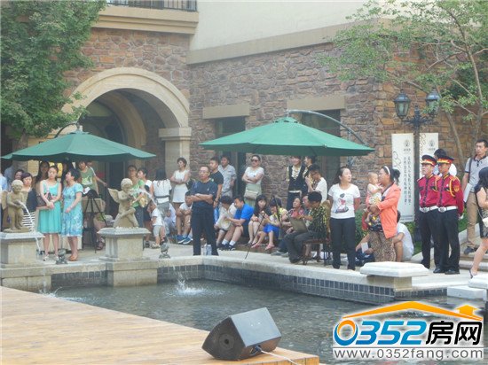 众多业主等待抽奖活动开始