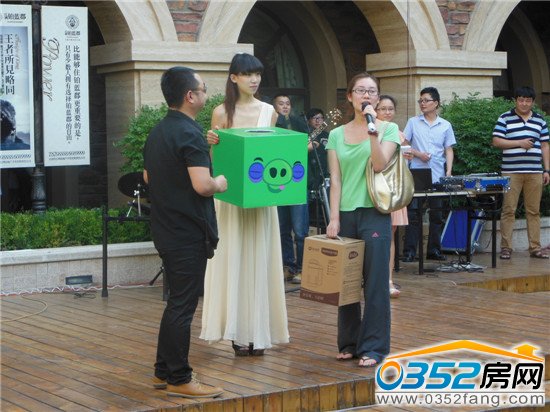 获奖业主发表获奖感言,对铂蓝郡的这次活动给予高度评价