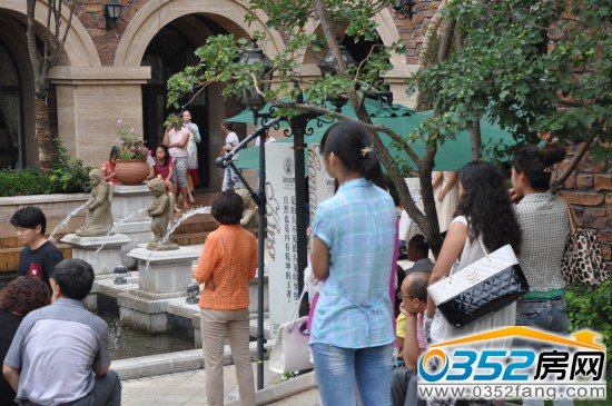 抽奖现场人影攒动,新老业主纷纷期待