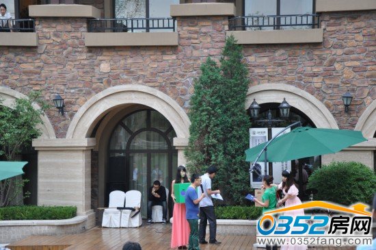 三等奖获得者,上台领奖,并抽取下一位幸运业主