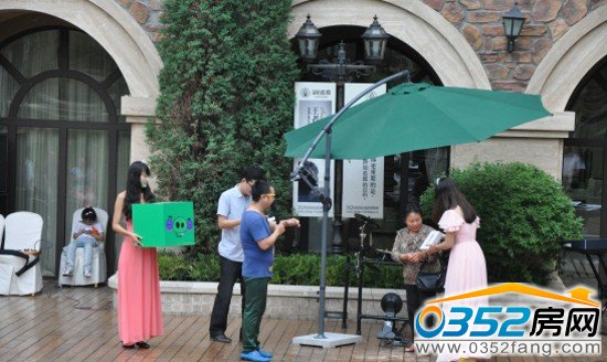 一等奖获得者,在众人羡慕的目光中上台领取奖品