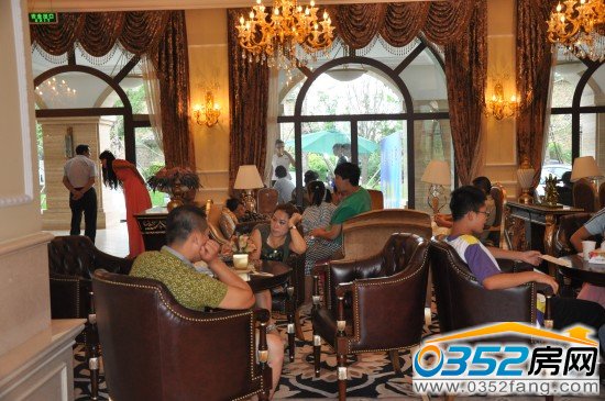 在接待中心等待抽奖的业主们