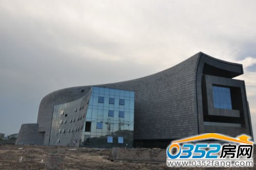 据工作人员介绍博物馆正在进行玻璃安装工作