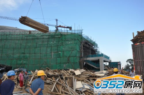 正在忙碌工作的施工人员