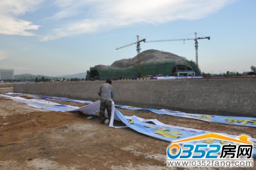 位于大剧院南侧的地下车库已见雏形 工作人员在进行墙体美化