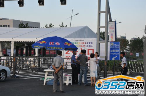 正在咨询工作人员具体参观流程的市民