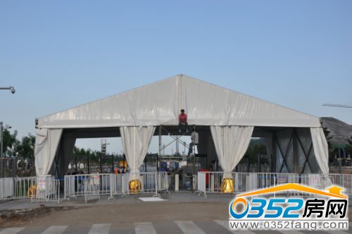 届时市民需要在此进行安检方可进入场馆参观