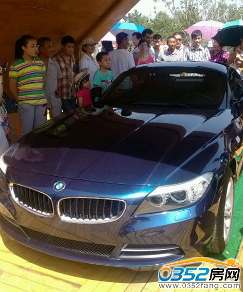 参赛队屡出奇招:豪华跑车吸引市民参观