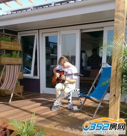 澳大利小伙自弹自唱引人驻足