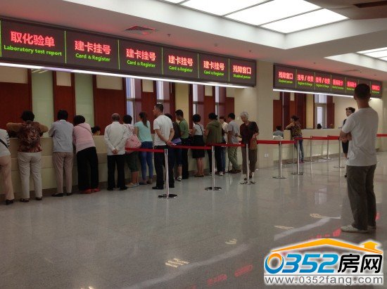 五医院门诊部一楼大厅左右两侧都设有挂号窗口