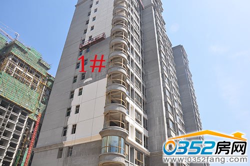 1号楼正在进行外立面粉刷