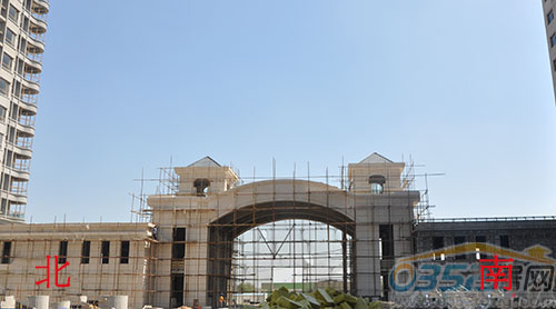 东门北侧商铺已完成外围装修,南侧商铺即将展开外立面大理石覆盖