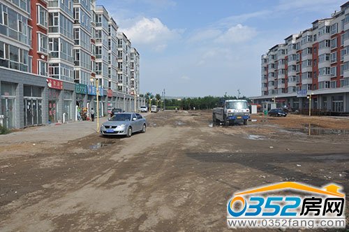 御支三路位于奕城名都10号楼与11号楼之间 东接御河西路