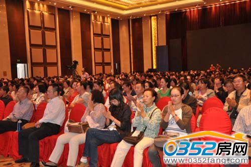 现场观众学习保健操