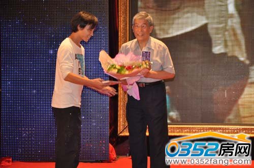 大同大学学生鲜花致敬