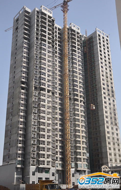 北馨理想城二期1#窗框安装接近尾声