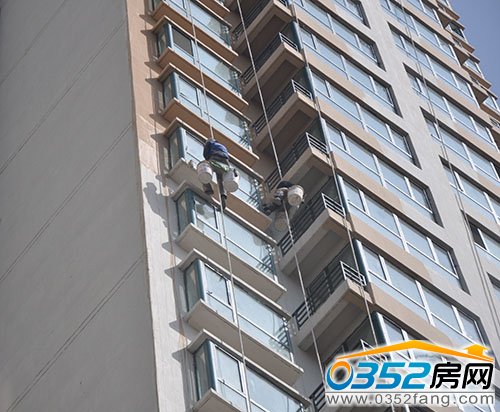 3号楼外立面粉刷即将接近尾声
