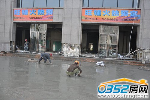 工人正在进行路面水泥铺设