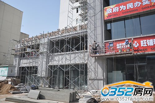 沿云中路商铺正在进行大理石覆面