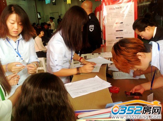 正在登记排号的市民