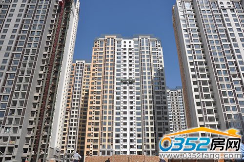 一期内部直观——大部分楼宇完成外立面粉刷