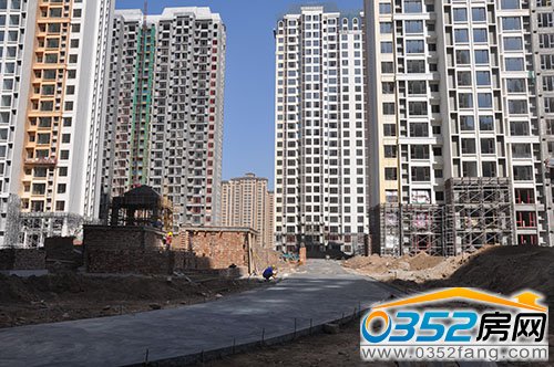 小区内部部分道路完成水泥铺设