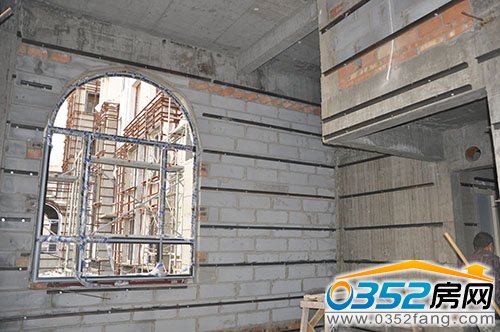 楼宇大堂地面、墙面、顶部正在进行精装修